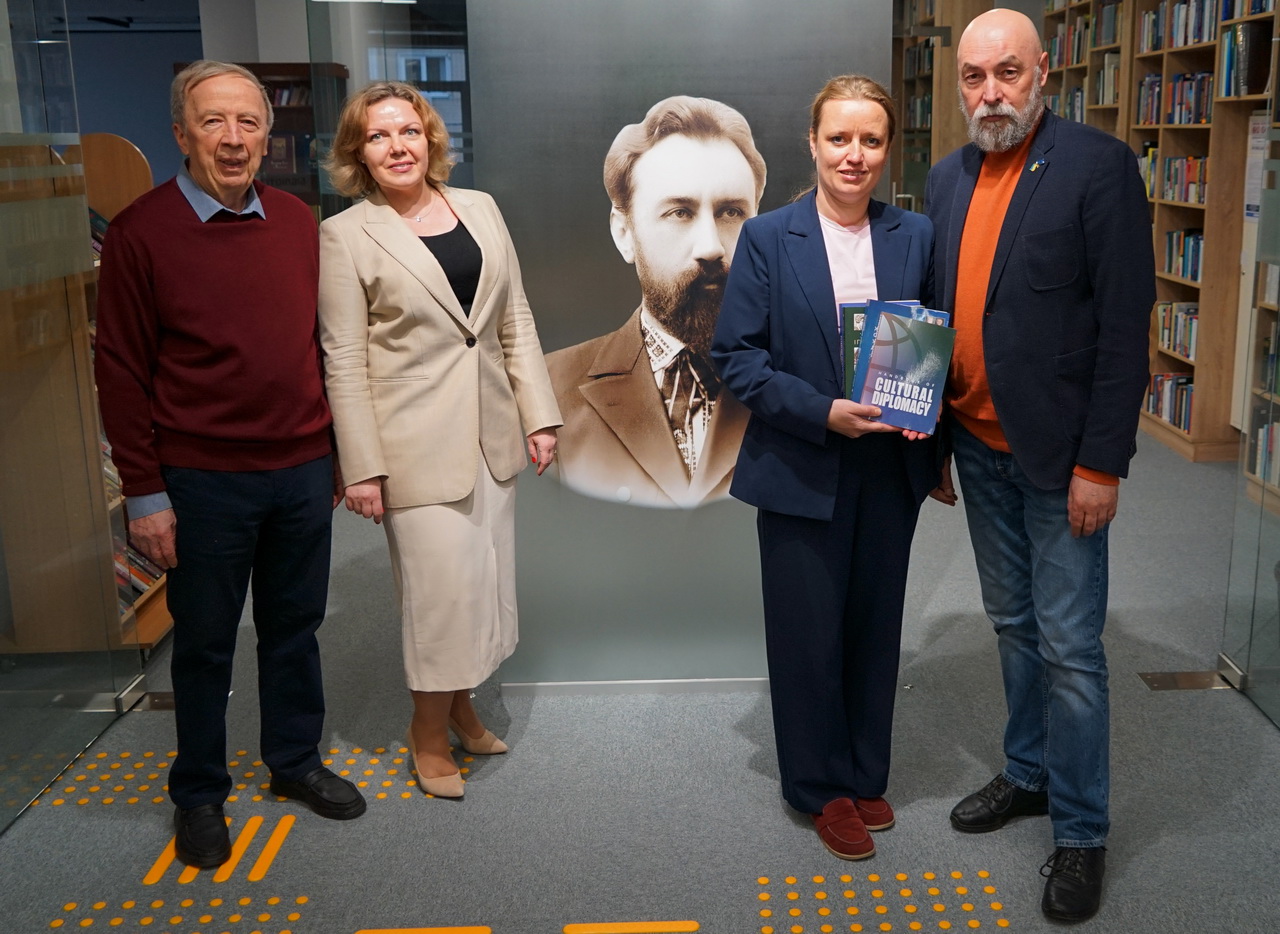 Видання Наукового товариства історії дипломатії та міжнародних відносин передали до фондів Бібліотеки Університету Грінченка